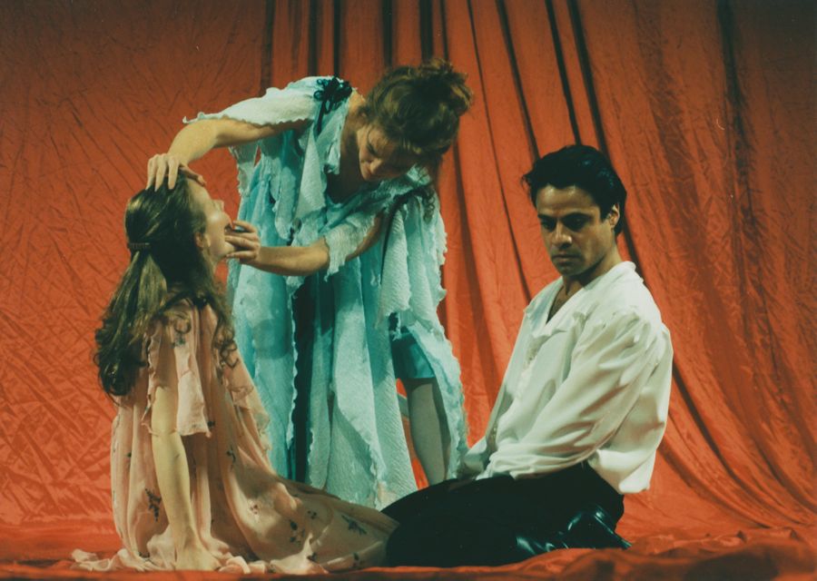 Ein Sommernachtstraum | Lysander; Hermia: Jana Mattukat, Helena: Corinna Breite | Staats Theater Cottbus | © Marlies Kross